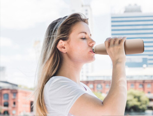 What are the characteristics of water bottles that teenage girls love