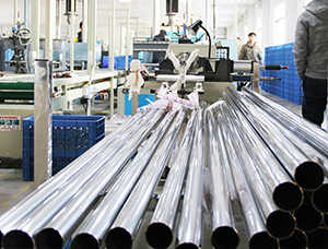 In the production of insulated cups, which material, 304 stainless steel or 316 stainless steel, poses greater difficulty