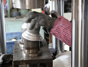 What should be paid attention to in the stretching process of stainless steel thermos cup