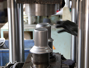 What should be paid attention to in the stretching process of stainless steel thermos cup