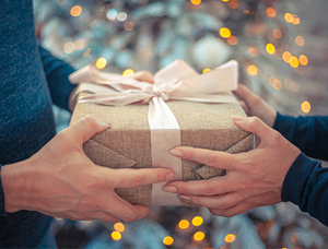 What are the taboos for giving gifts to customers