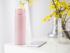 What kind of water bottle is suitable for hiking in spring
