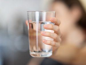 Why drink water in moderation and use a water cup to be healthy?