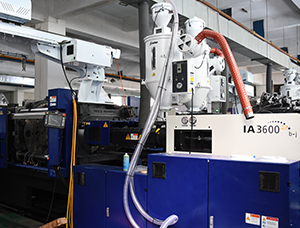 What are the differences between a single-color injection machine and a two-color injection machine