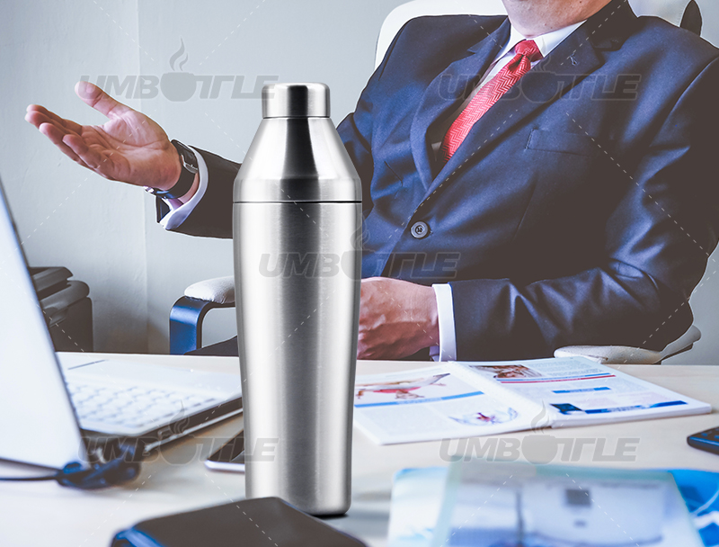 Office Choices for Men: Water Bottles That Combine Utility and Style