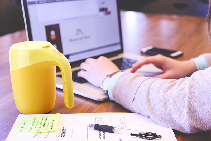 How do white-collar workers who have been working in the office for a long time choose drinking bottles?