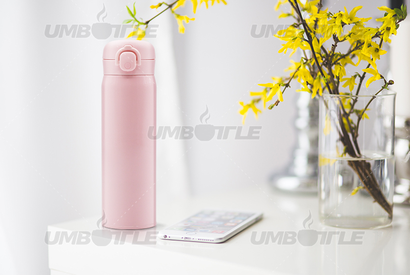 What kind of water bottle is suitable for hiking in spring?