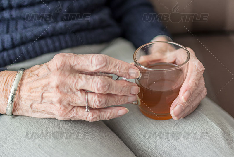 What are the misunderstandings of the elderly buying water cups?