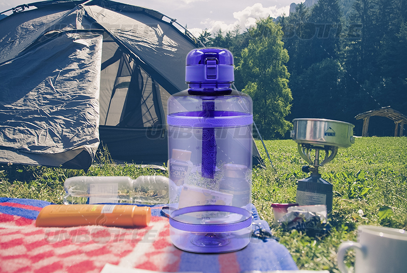 Why is it recommended to carry a large-capacity water bottle for outdoor camping?（one）